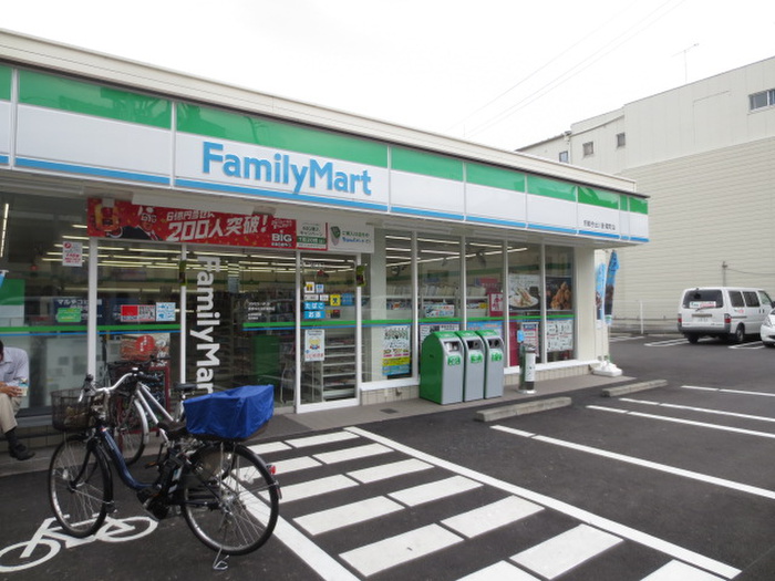 コンビニ　ファミリーマート（コンビニ）まで120m
