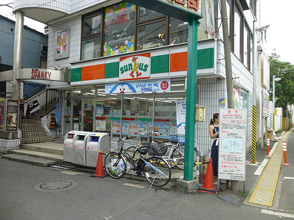 コンビニ　コンビニエンスストアサンクス竹の塚駅前店（コンビニ）まで564m