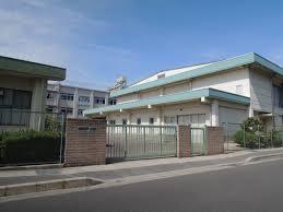 中学校　高槻市立第三中学校（中学校）まで1062m
