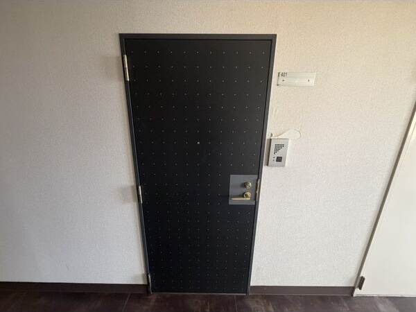玄関　※写真は同じマンションの違う部屋のものになります。
