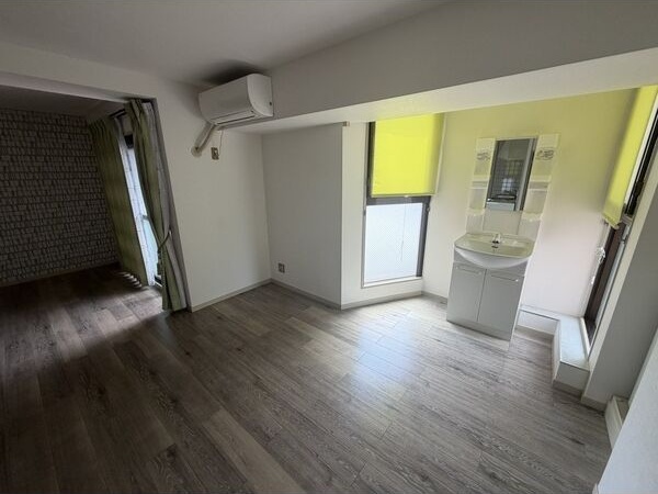 洗面設備　※写真は同じマンションの違う部屋のものになります。