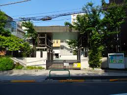 小学校　千代田区立麹町小学校（小学校）まで433m