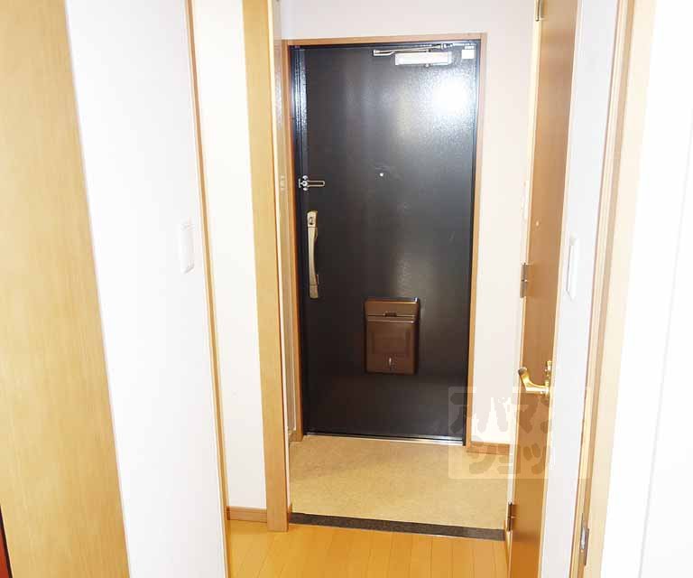 プレサンス京都烏丸NEXTの玄関写真