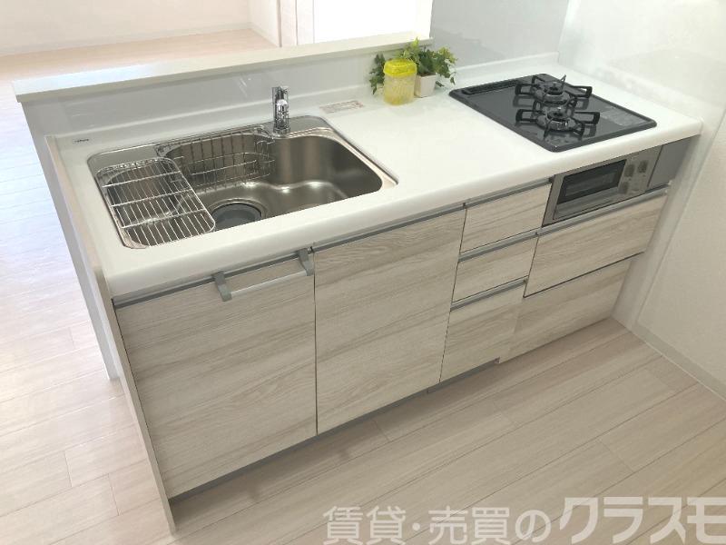 キッチン　効率よくお料理できる３口コンロ付き♪