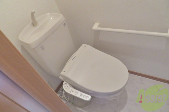 トイレ　トイレは嬉しいウォシュレット機能付きです。嬉しいですね。