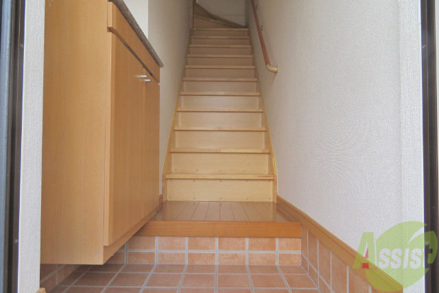 玄関　玄関から撮影しました。階段も急すぎないので安心できますね。