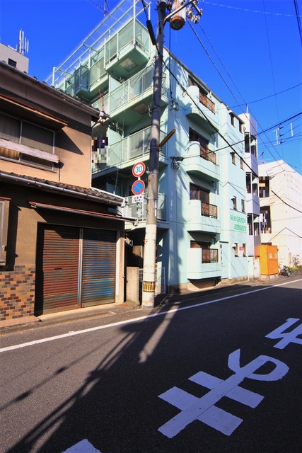 【松山市平和通のマンションの建物外観】