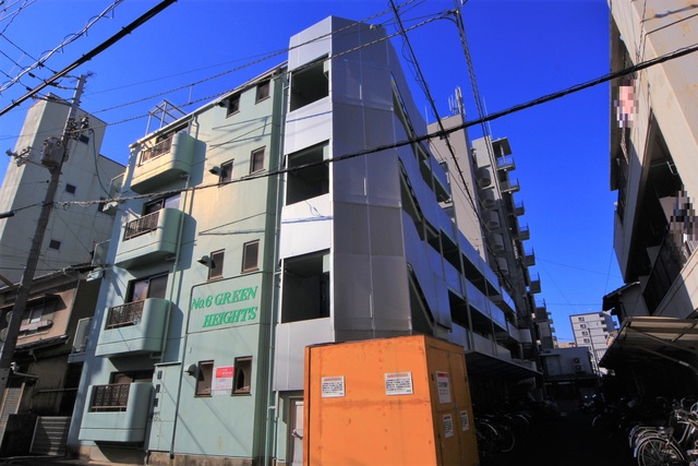 【松山市平和通のマンションの建物外観】