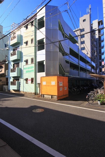 【松山市平和通のマンションの建物外観】