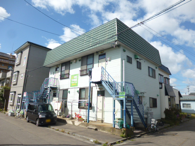 【函館市弁天町のアパートの建物外観】