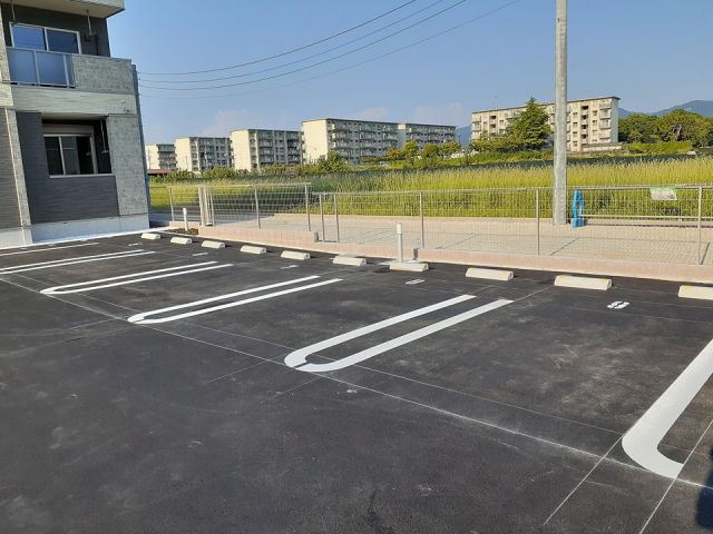 【奈良市杏町のアパートの駐車場】