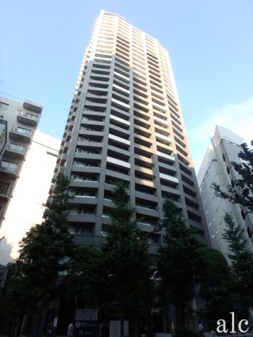 ファーストリアルタワー新宿の建物外観
