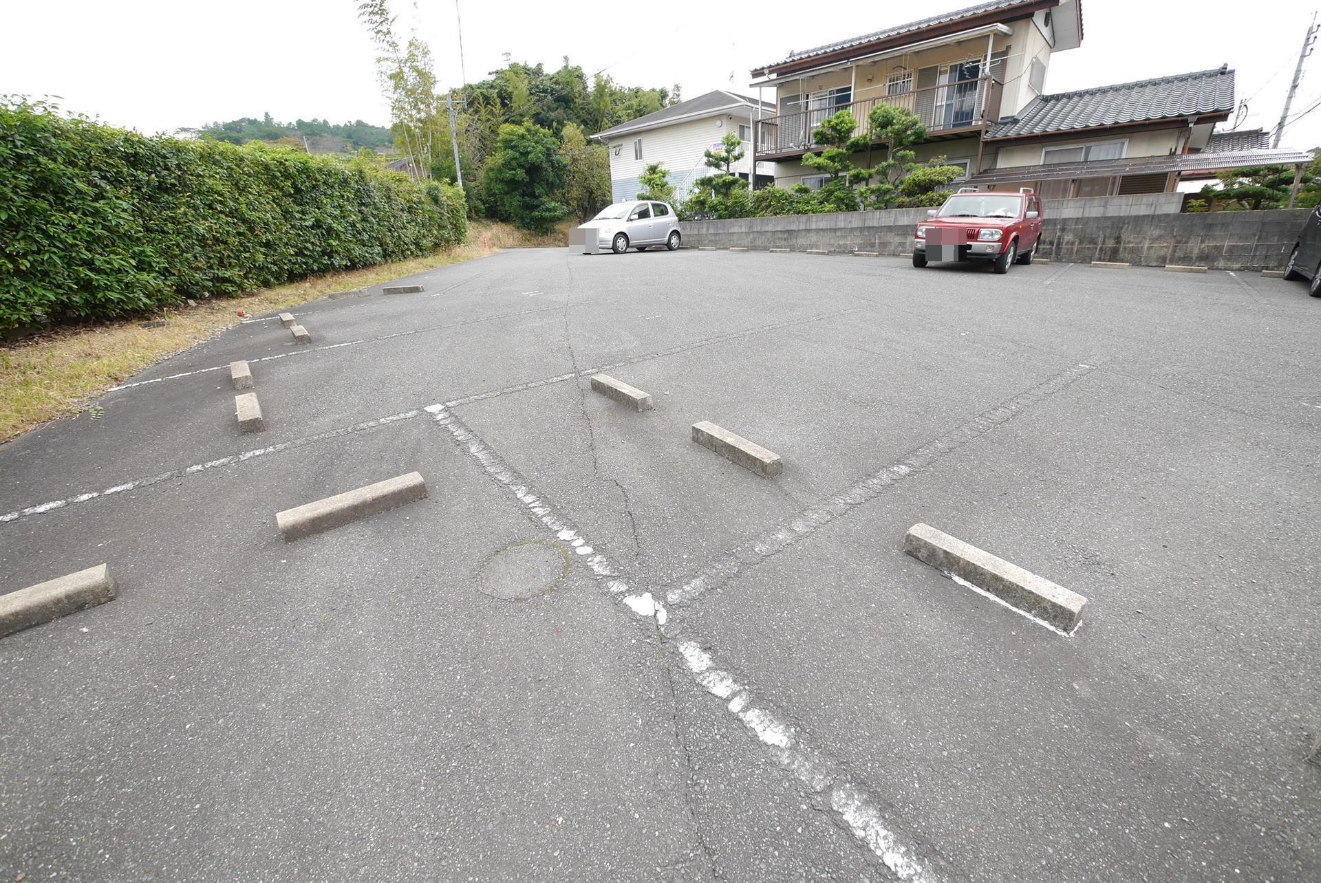 【遠賀郡遠賀町大字虫生津のアパートの駐車場】