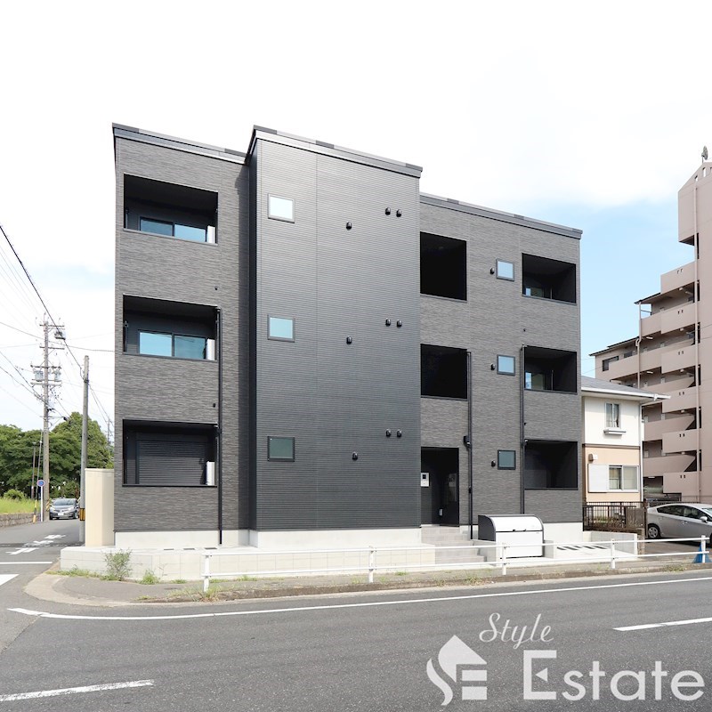 【名古屋市南区元柴田東町のアパートの建物外観】