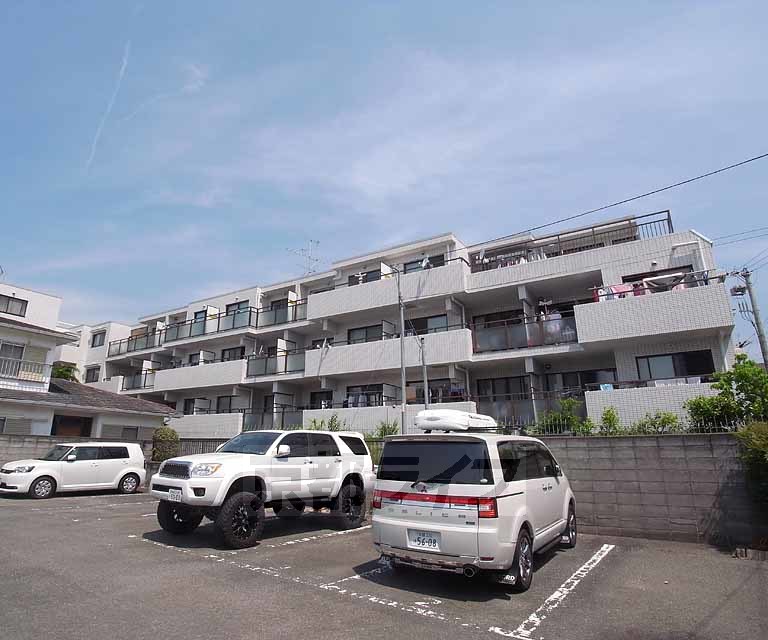 【京都市右京区太秦森ケ西町のマンションの建物外観】