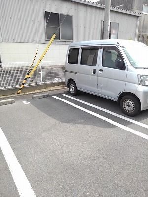 【グランディール三条Ｂの駐車場】