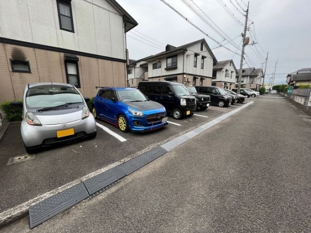 【松山市鷹子町のアパートの駐車場】