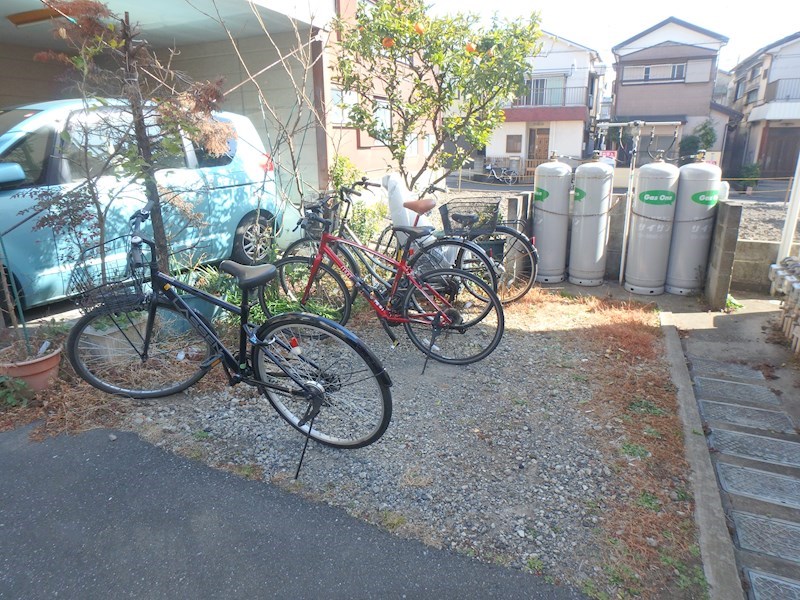 【江戸川区西葛西のアパートの駐車場】