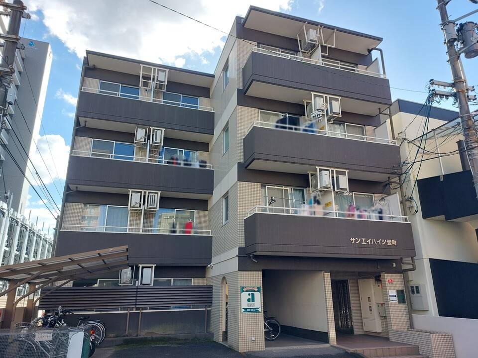 松山市萱町のマンションの建物外観