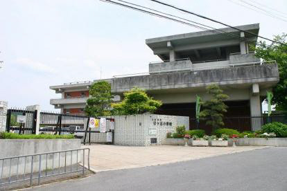 【生駒市辻町のアパートの小学校】