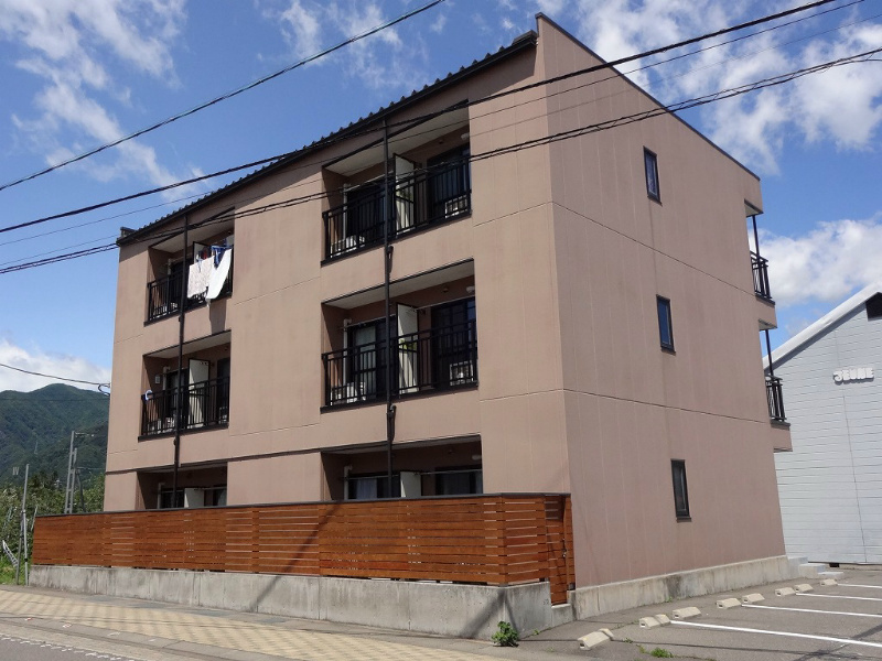 松本市波田のマンションの建物外観