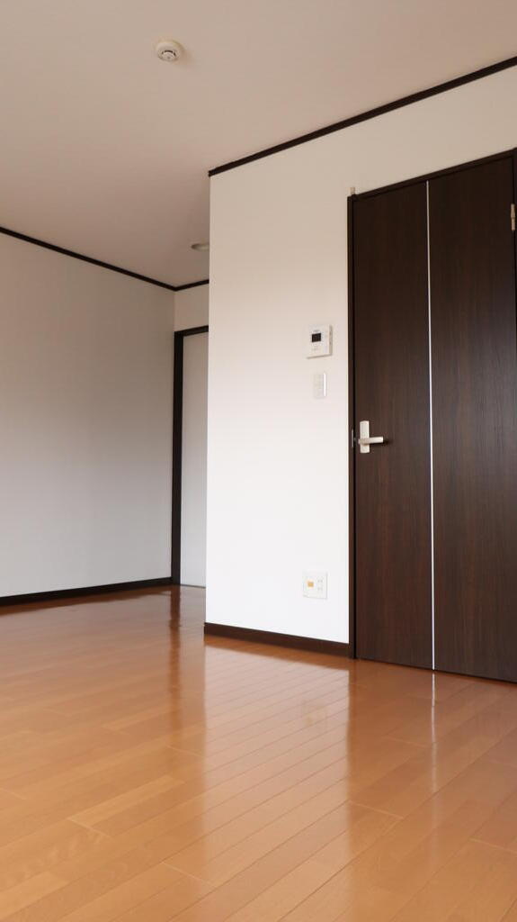 居室・リビング　2階角部屋、広々過ごせます♪