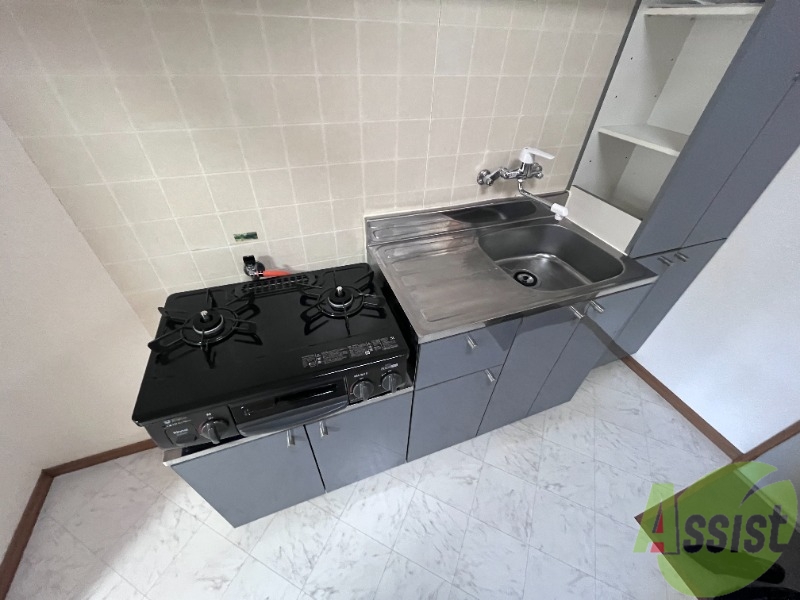 キッチン　キッチンはシステムキッチンです。ちょうどいい広さですね。