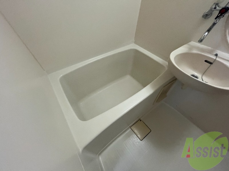 バス・シャワールーム　浴室は浴室乾燥機付きです。便利な機能ですね。