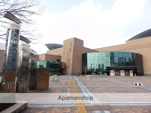 図書館　福岡市図書館（図書館）まで831m
