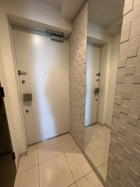 玄関　全身鏡有り