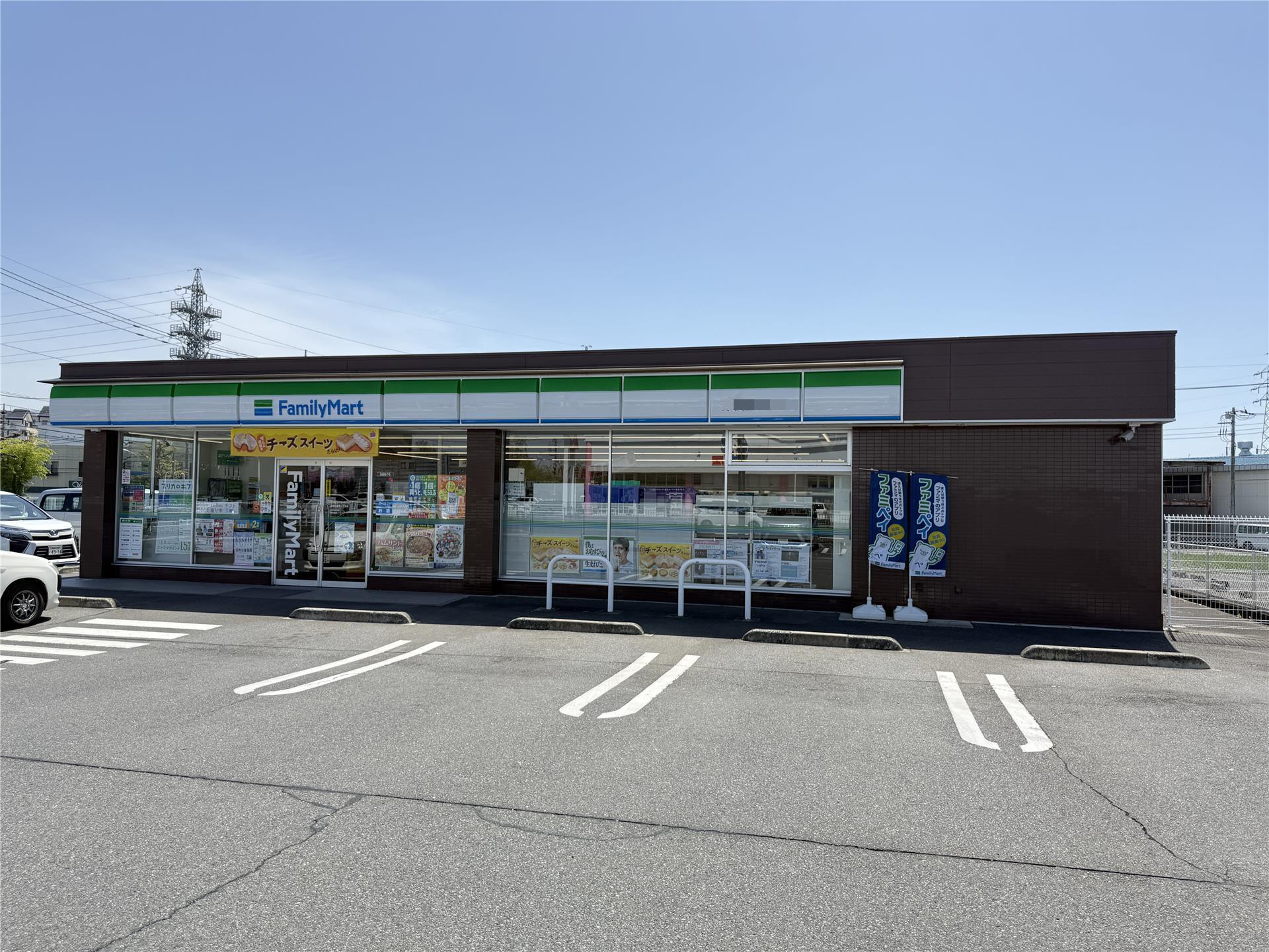 コンビニ　ファミリーマート前橋元総社町店（コンビニ）まで728m