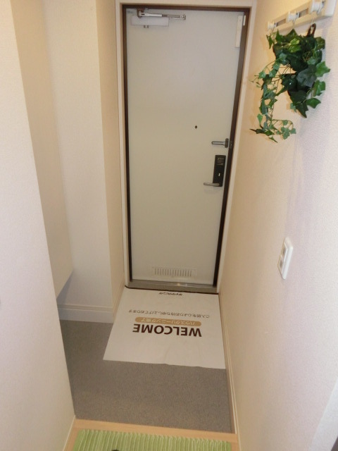 玄関　ベビーカーも持ち込めそうな広めの玄関スペースです。