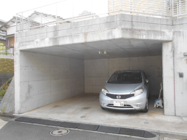 駐車場　地下車庫　2台可能