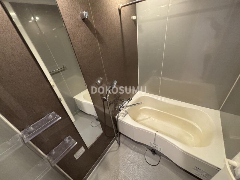 バス・シャワールーム　一日の疲れをやさしく癒やす、清潔感あふれるリラックスバス。