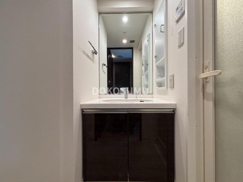 洗面設備　忙しい朝もスムーズに。使いやすさを追求した清潔な洗面空間。