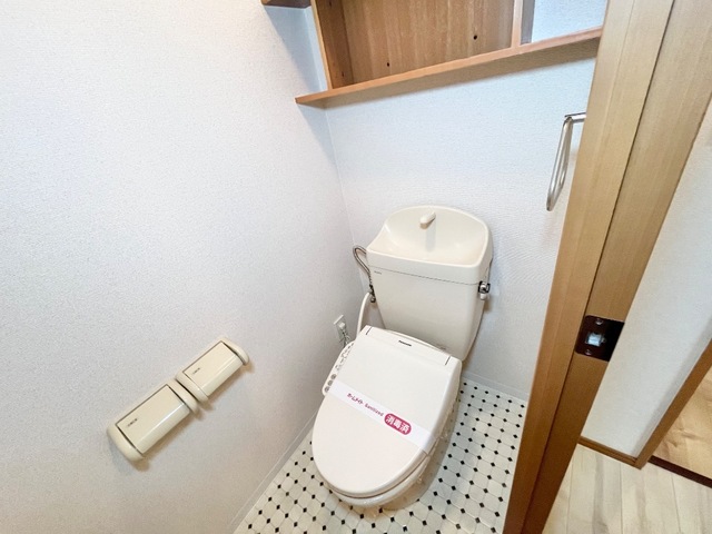 トイレ　ウォシュレット付き。