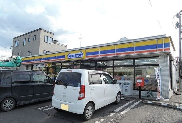 コンビニ　ミニストップ新井田西平店（コンビニ）まで450m