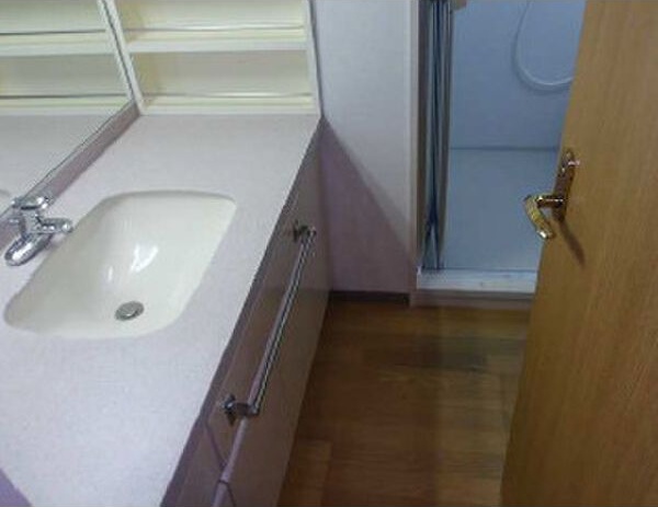 洗面設備　※写真は同じマンションの違う部屋のものになります。