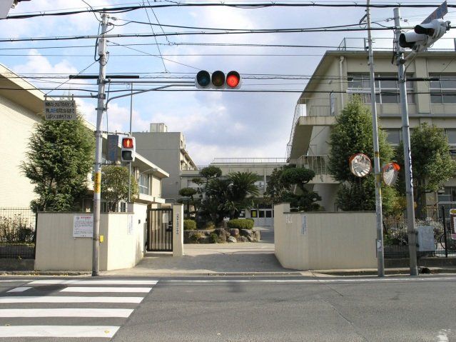 小学校　八尾市立曙川小学校（小学校）まで462m