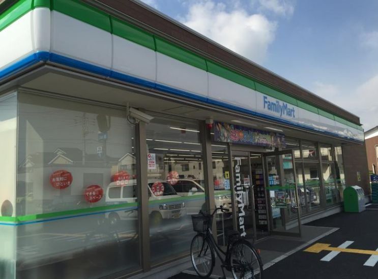 コンビニ　ファミリーマート蓮沼駅西店（コンビニ）まで320m