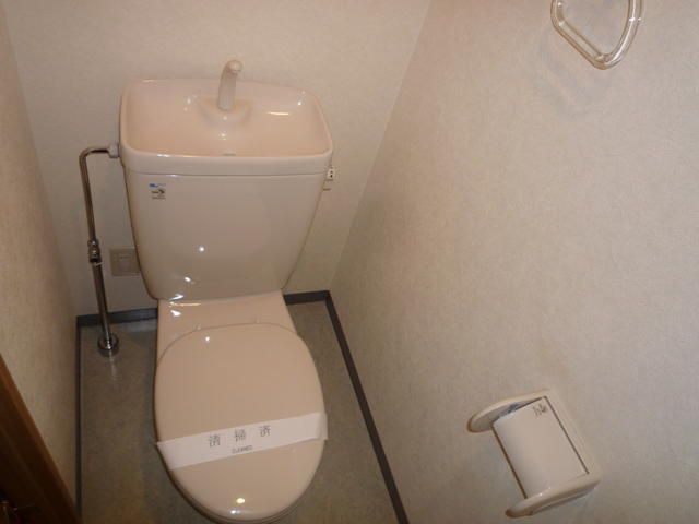 トイレ　落ち着いた色調のトイレです