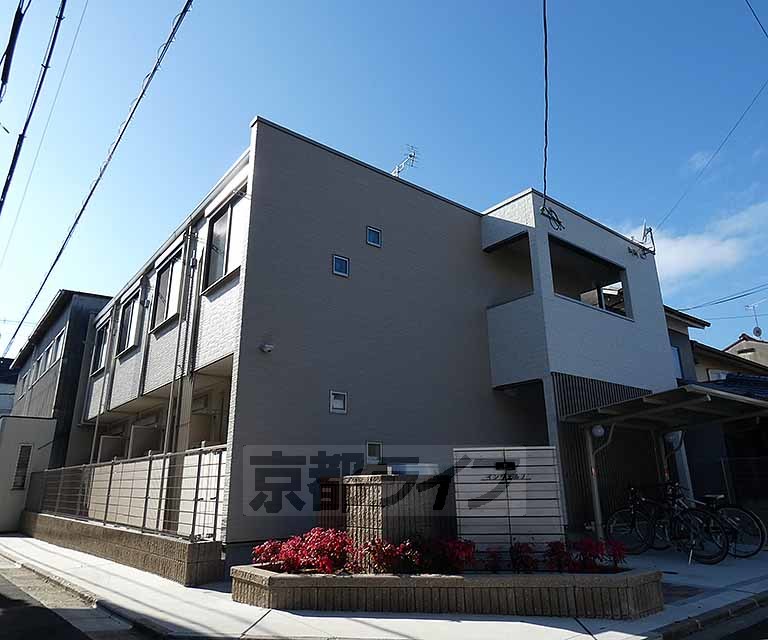 京都市南区東九条東御霊町のアパートの建物外観