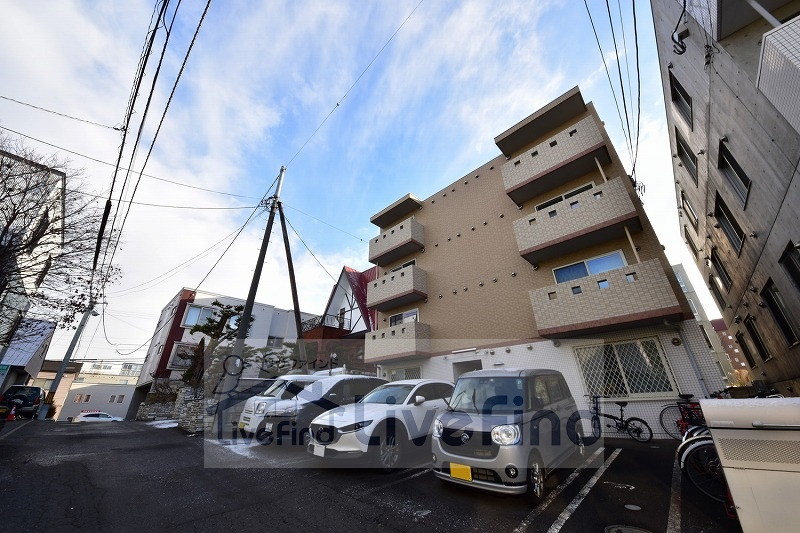 札幌市白石区南郷通のマンションの建物外観