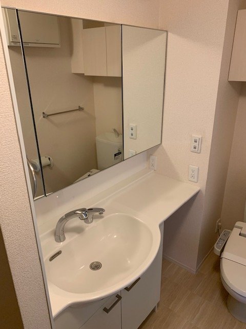 洗面設備　鏡の大きいカウンタータイプの洗髪洗面化粧台