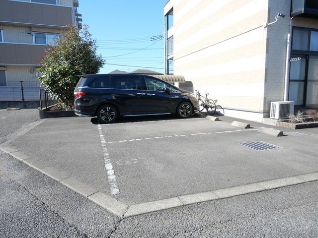 【相模原市緑区相原のアパートの駐車場】