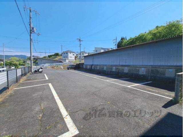 【橿原市見瀬町のアパートの駐車場】