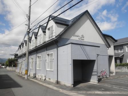 山形市桜田東のアパートの建物外観