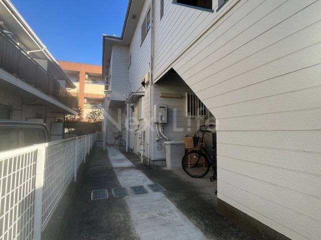 【稲城市百村のアパートのエントランス】