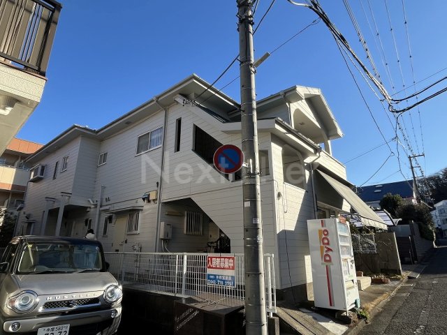 稲城市百村のアパートの建物外観