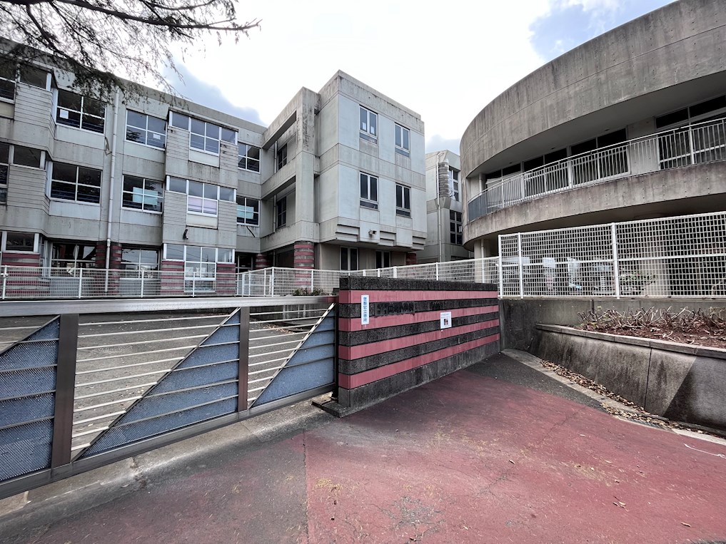 【北九州市八幡東区西本町のマンションの小学校】